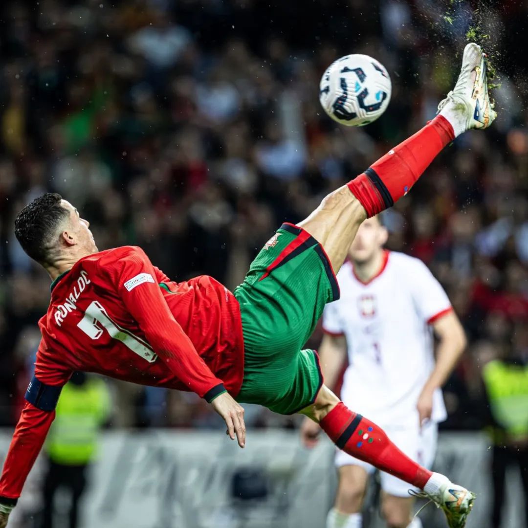 17岁天才卡尔展现极强潜力，德甲首秀表现亮眼，凭借出色技术和风格成为焦点。（17岁新星卡尔德甲处子秀惊艳，凭精湛脚法与独特风格抢尽风头）