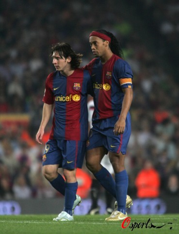 阿斯：霍安状态恢复如初，复出即帮巴萨时隔十场比赛再获零封（阿斯：霍安伤愈归来即奉零封，助巴萨终结十场无零封纪录）