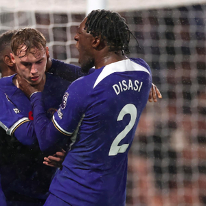 中后卫极限拦截救球队一命（中后卫神勇封堵力挽狂澜）