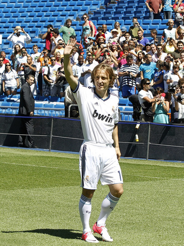 波兰主帅：要帮扎莱夫斯基找回状态；我觉得莱万还没决定未来（波兰主帅：将助扎莱夫斯基重拾状态；莱万未来仍未定案）