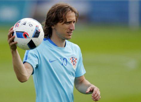 国安备战足协杯决赛，法比奥入选，韩佳奇随队助战，球队士气高昂。（国安冲刺足协杯决赛：法比奥入选名单，韩佳奇随队出征，士气正旺）